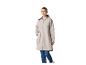 Frau trägt eine beige Regenjacke und blaue Jeans