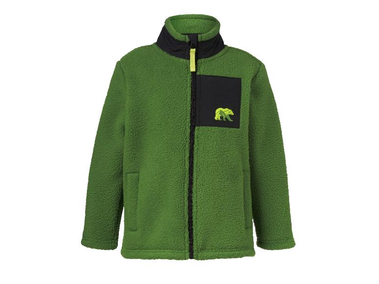 Grüne Kinder-Fleecejacke mit schwarzem Reißverschluss und Brusttasche mit Bärenmotiv.