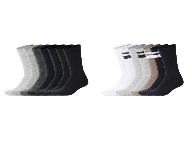 Zwei Sets Socken: einfarbige Socken und Socken mit Streifen.