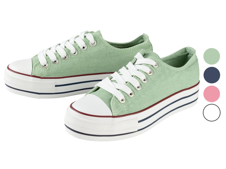 Zwei Paar grüne Canvas-Sneaker mit weißen Sohlen.