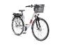 Weißes E-Bike mit schwarzem Gepäckträger und Frontkorb.