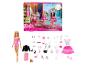 Barbie Adventskalender mit einer Puppe, Kleidung und Accessoires.