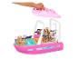 Ein Barbie-Boot-Spielset mit zwei Puppen, eine im Pool und eine stehend.
