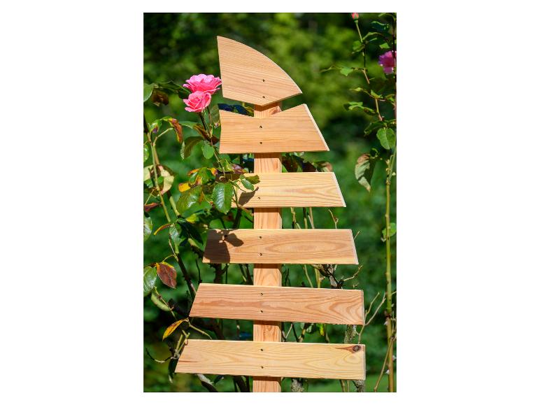 Wegweiser aus Holz mit rosa Rosen im Hintergrund.