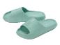 Zwei mintgrüne, weiche und bequeme Sandalen mit strukturierter Sohle.
