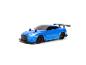 Blaues Spielzeugauto mit schwarzem Dach und Spoiler, auf weißem Hintergrund.