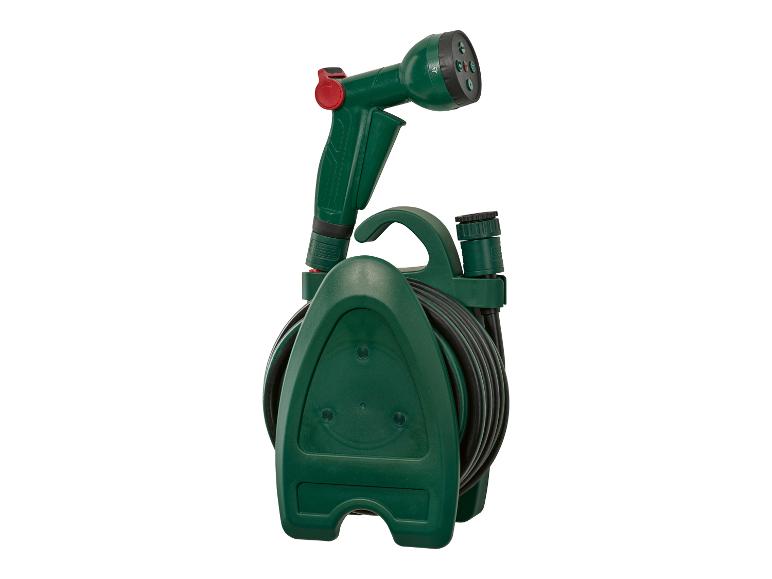 Grüner Gartenschlauch auf einer Rolle mit verstellbarer Spritzpistole.