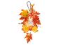 Herbstliche Girlande mit Blättern, Beeren, Blumen, Baumwolldetails und Beleuchtung.
