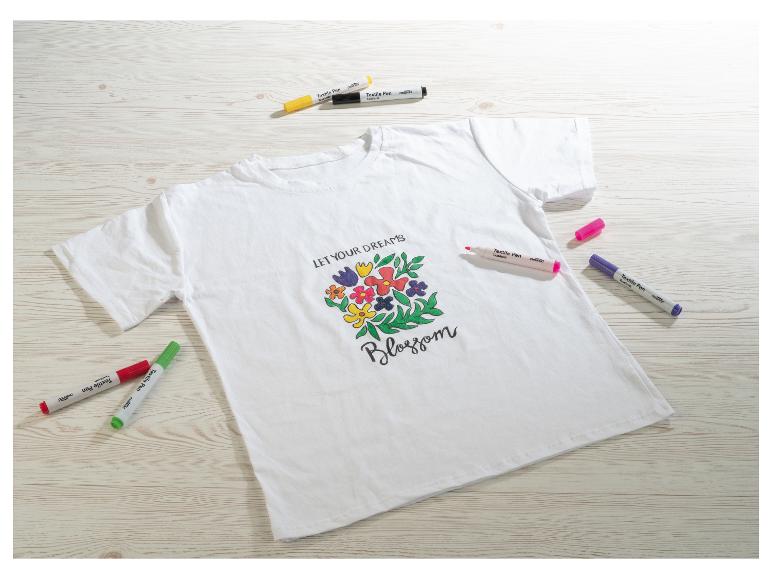 Weißes T-Shirt mit Blumendesign, verziert mit Crelando Textilstiften.