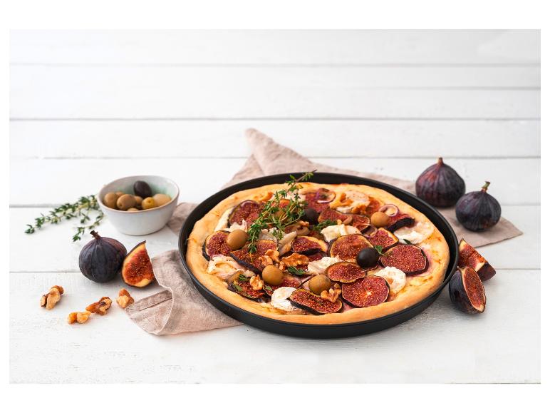 Pizza mit Feigen, Walnüssen und Oliven.