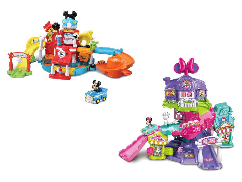 Zwei farbenfrohe Spielsets: eine Mickey Maus Garage und ein Minnie Maus Haus.