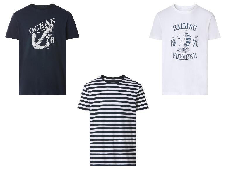 Drei Herren-T-Shirts: ein dunkelblaues mit Anker, ein weißes mit Segelboot und ein dunkelblau-weiß gestreiftes.