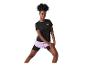 Frau in schwarzem Sport-T-Shirt und lila Shorts beim Dehnen.
