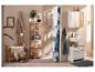 Badezimmer mit Dusche, Waschtischunterschrank, Bambusregal und Accessoires.