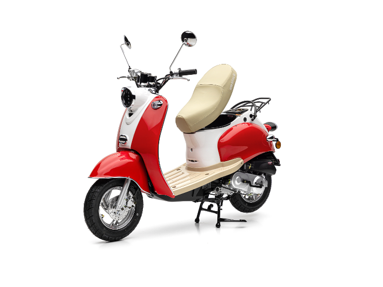 Roter und beiger Vintage-Roller, Dreiviertelansicht.