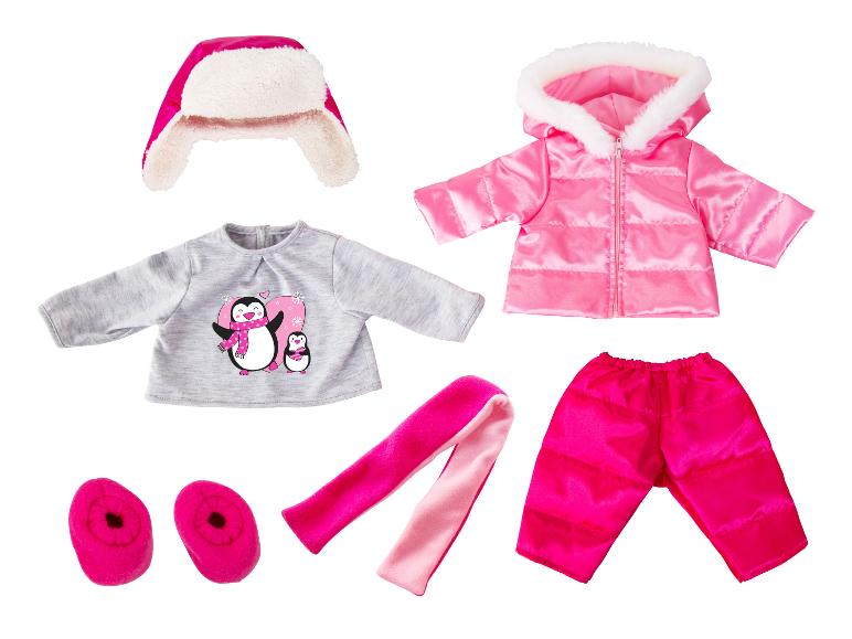 Rosa Winterkleidung für Puppen: Jacke, Hose, Mütze, Schal, Oberteil mit Pinguin-Print und Hausschuhe.