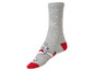 Graue Socken mit Weihnachtsmotiv und Schneeflocken
