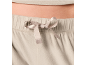 Nahaufnahme einer Schleife am Bund einer weichen grauen Hose