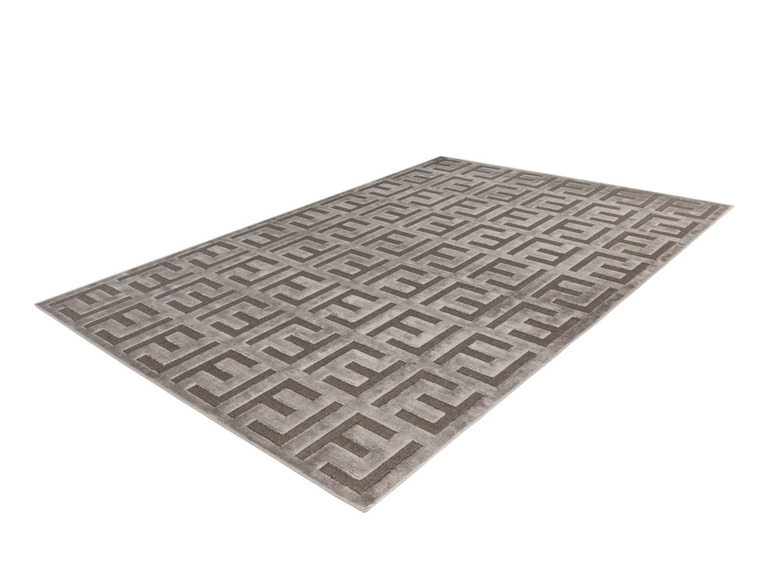 Ein grauer Teppich mit geometrischem Muster.