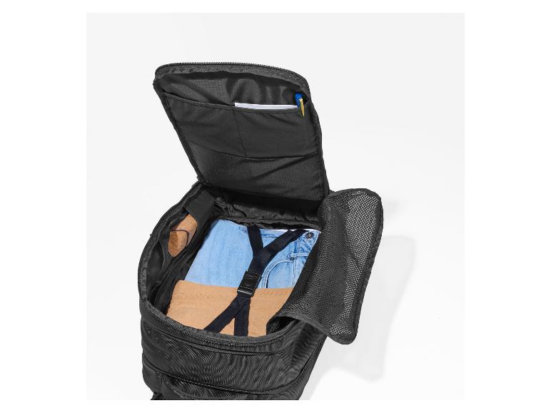 Offener schwarzer Rucksack mit Kleidung und persönlichen Gegenständen darin.
