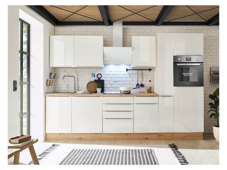 Moderne weiße Küche mit Holzdetails, integrierten Geräten und Industriedecke.