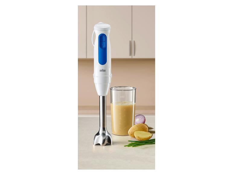 Ein weiß-blauer Braun Stabmixer mit einem Glas Kartoffelpüree und Zutaten.