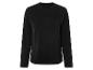 Ein schwarzes Langarmshirt mit Rundhalsausschnitt.
