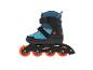 Blau-schwarze Rollschuhe mit orangenen Rollen.