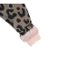 Ärmel einer Kinderjacke mit Leopardenmuster und rosa Bündchen.
