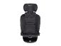 Schwarzer Kindersitz mit verstellbarer Kopfstütze und Polsterung.