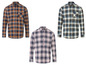 Drei langärmelige Flanellhemden mit Karomuster.