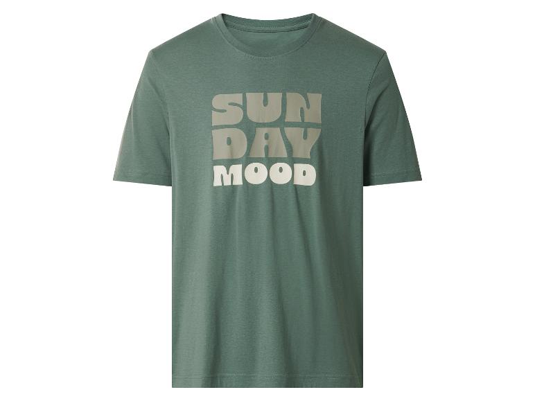 Grünes T-Shirt mit beigem Aufdruck „SUNDAY DAY MOOD“.