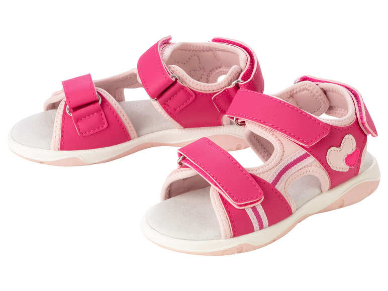 Zwei rosa Sandalen mit Herzen für Mädchen.