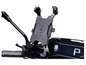 Ein schwarzer Handyhalter, der am Lenker eines Scooters montiert ist.