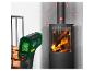PARKSIDE Infrarot-Thermometer misst die Temperatur eines brennenden Holzofens.