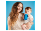Mutter und Baby mit blauem Becher.