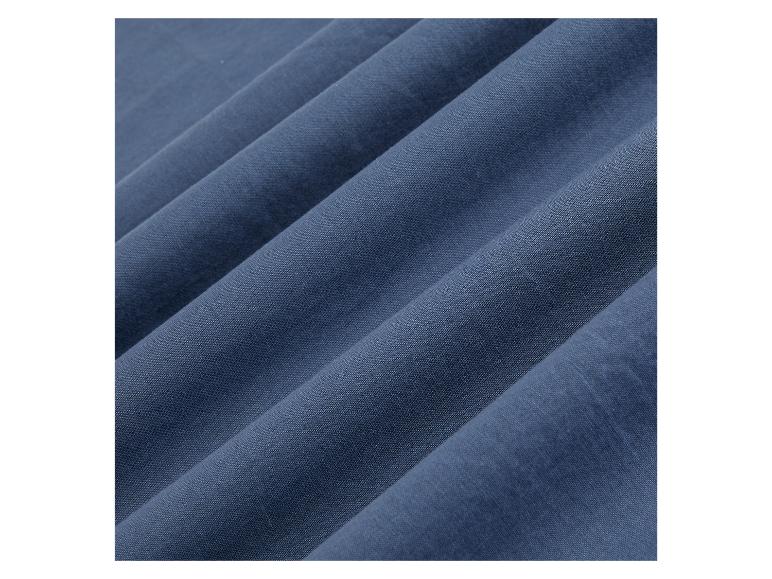 Nahaufnahme eines blauen, gefalteten Stoffes.