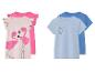 Zwei T-Shirts für Mädchen: eins mit Flamingos, das andere mit einem Tukan.