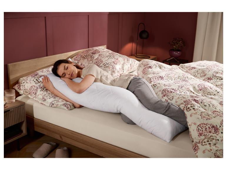 Frau schläft bequem im Bett mit dem LIVARNO home Seitenschläferkissen.