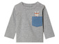 Ein graues Langarmshirt für Babys mit einem Hasen in einer Tasche.