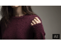 Nahaufnahme einer Frau in einem weinroten Strickpullover
