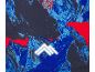 Abstraktes Bergmuster in Blau, Rot und Schwarz mit einem weißen reflektierenden Logo.