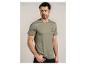 Khaki Herren-T-Shirt mit dem Text „MEET ME AT THE BEACH“ und schwarzer Hose.