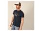 Mann in einem dunkelblauen T-Shirt mit „Legendary Yee Haw“-Aufdruck und zweifarbiger Kappe.