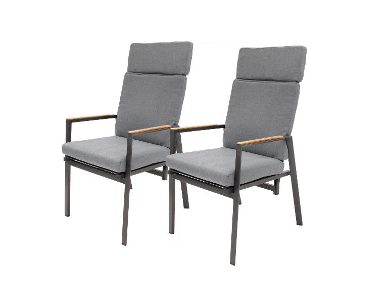 Zwei graue Gartenstühle mit Holzarmlehnen