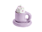Heiße Schokolade mit Schlagsahne und Marshmallows in einer lila Tasse.