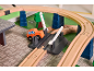 Holzspielzeug-Eisenbahnset mit Brücke, Bahnübergang und orangefarbenem Auto.