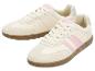 Ein Paar cremefarbene Sneaker mit rosa Streifen und brauner Gummisohle