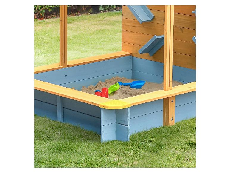 Holzsandkasten mit blauen und gelben Details, Sandspielzeug und Wasserrutschen.