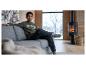 Junge in 'Aspen Colorado' Hoodie sitzt auf einem Sofa in einem gemütlichen Wohnzimmer.